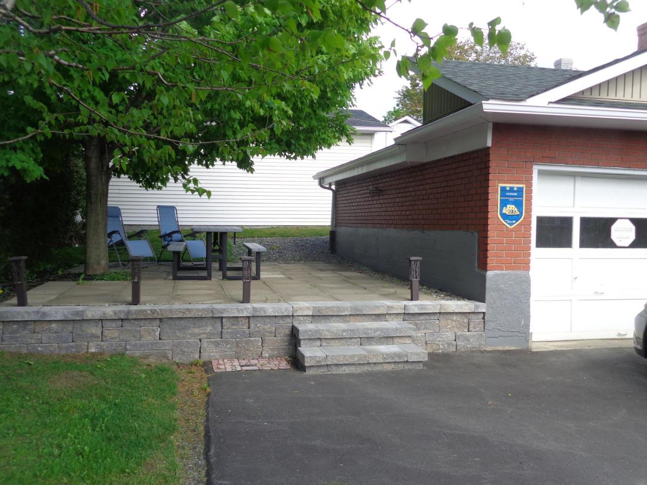 L'Octogone Hotel Coaticook Exterior photo